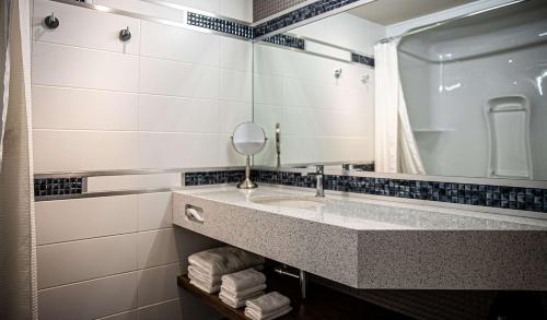 Bilik mandi di Le Noranda Hotel & Spa, an Ascend Collection Hotel