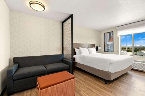 a bedroom with a bed and a couch at Everhome Suites Nampa Boise in Nampa