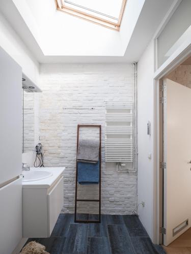 a bathroom with a sink and a mirror at Brooklyn Five Loft in Ghent