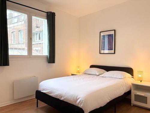 une chambre avec un grand lit et une fenêtre dans l'établissement Spacieux appartement pour 6 voyageurs - Roubaix, à Roubaix