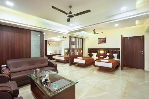 a living room with a couch and a bed at Sayaji Lodging in Gārgoti