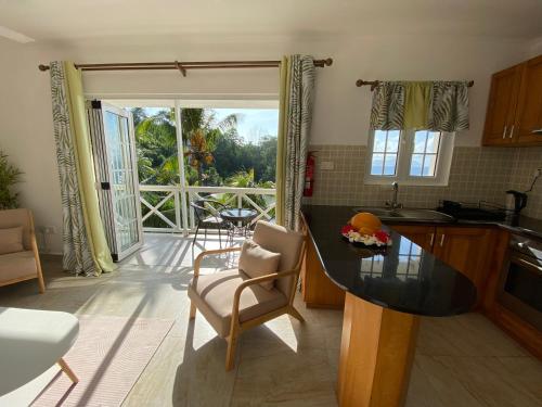 una cucina con tavolo e sedie e un balcone di Spas La Villa a North Island