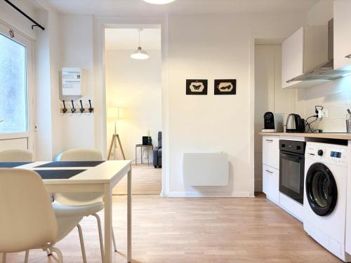 une cuisine avec une table et une machine à laver dans l'établissement Hypercentre de Roubaix - 4 voyageurs, à Roubaix