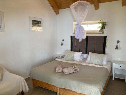 Postel nebo postele na pokoji v ubytování Sea view Eco house with private pool, 250m to beach - Falcon View Hvar