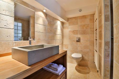 a bathroom with a sink and a toilet at La Bastide Bleue in Séguret