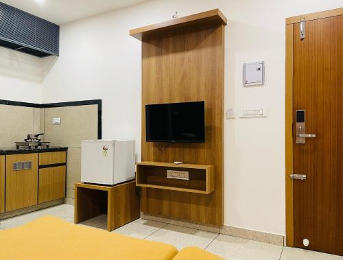 Una televisión o centro de entretenimiento en Hilux Inn