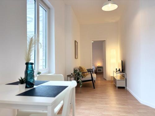 un salon avec un canapé et une table dans une pièce dans l'établissement Hypercentre de Roubaix - 2 voyageurs, à Roubaix