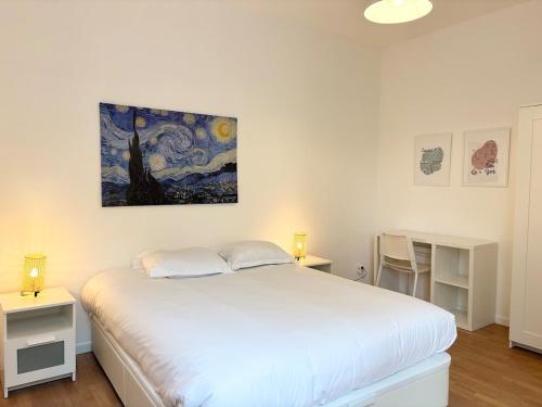 une chambre avec un lit avec un tableau sur le mur dans l'établissement Hypercentre de Roubaix - 2 voyageurs, à Roubaix