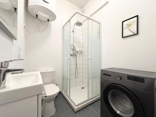 une salle de bain avec douche et machine à laver dans l'établissement Hypercentre de Roubaix - 2 voyageurs, à Roubaix