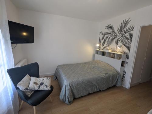une petite chambre avec un lit et une chaise dans l'établissement Studio Rue Castellane pour Cure ou Tourisme Vert à 2 min des Thermes, à Amélie-les-Bains-Palalda
