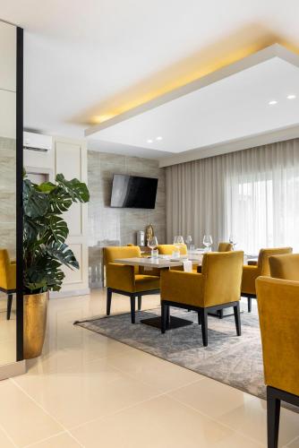 TV a/nebo společenská místnost v ubytování Fauchil Boutique Hotel