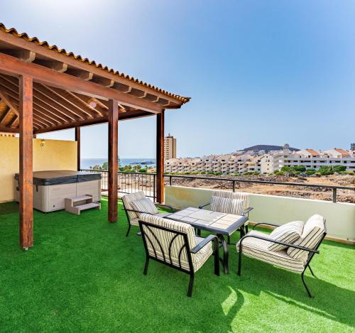 4 Bedroom Villa with Jacuzzi, heated Swimmingpool, front Ocean and view !