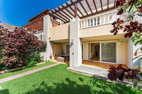 Jardín al aire libre en 4 Bedroom Villa with Jacuzzi, heated Swimmingpool, front Ocean and view !