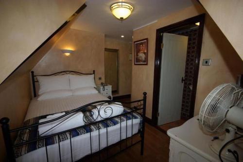 a bedroom with a bed in a room at Dancenter South London Camberwell in London