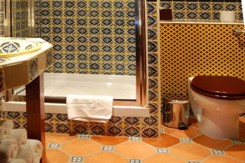 a bathroom with a tub and a toilet and a sink at Dancenter South London Camberwell in London