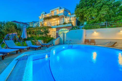 5 bedroom family villa in Makarska, heated pool and jacuzzi