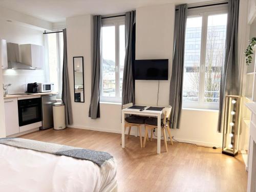 - une chambre avec un bureau et un ordinateur dans l'établissement Grand studio pour 2 voyageurs - Hypercentre, à Roubaix