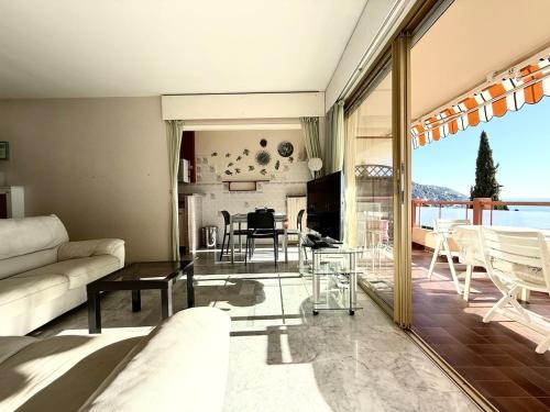 un salon avec un canapé et une table dans l'établissement T3 lumineux terrasse vue mer, à Menton