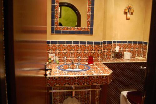 a bathroom with a sink and a mirror at Dancenter South London Camberwell in London
