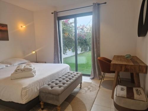 Postel nebo postele na pokoji v ubytování Villa 5***** piscine proche de la plage Cala Rossa