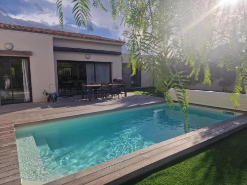 une piscine devant une maison dans l'établissement Villa 5***** piscine proche de la plage Cala Rossa, à Lecci