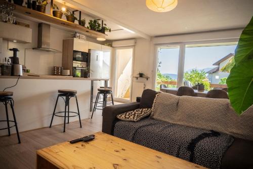 Posezení v ubytování Magnifique appartement entre lac et montagne