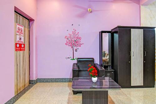 a purple room with a chair and a flower on the wall at Hotel O Sai Somu Inn in Bhubaneshwar