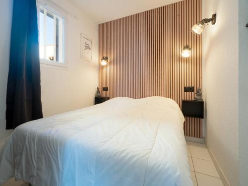 une chambre avec un lit blanc et une fenêtre dans l'établissement Belle Creole N08 - 2P4, au Cap d'Agde