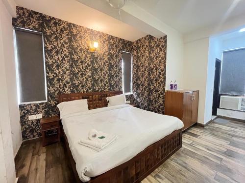 Postel nebo postele na pokoji v ubytování Saket Suites- Near Max Hospital
