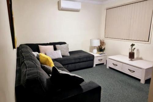 Posezení v ubytování Stylish Home 3mins walk to Worrigee Medical Centre with Free Parking