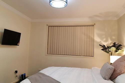 Postel nebo postele na pokoji v ubytování Stylish Home 3mins walk to Worrigee Medical Centre with Free Parking