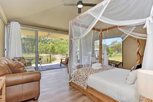 Posezení v ubytování Pokolbin Glamping - Sleeps 6 Across 3 Eco-Friendly Glamping Tents