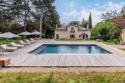 La clarté - wonderful refurbish home with garden and pool
