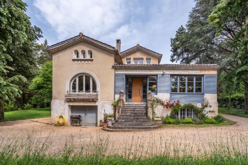 une maison ancienne avec un escalier en face de celle-ci dans l'établissement La clarté - wonderful refurbish home with garden and pool, à Champagne-au-Mont-dʼOr