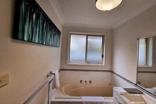 Koupelna v ubytování Worrigee House 3 mins walk to shops with Free Parking, Wi-Fi, AC