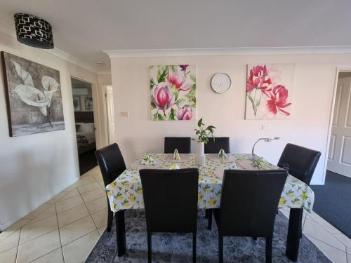 Posezení v ubytování Worrigee House 3 mins walk to shops with Free Parking, Wi-Fi, AC