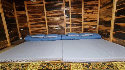 Postel nebo postele na pokoji v ubytování Ura Ura Homestay