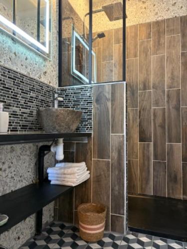 une salle de bain avec une douche, un lavabo et un comptoir dans l'établissement Bienvenue à la maison !, à Vouillé