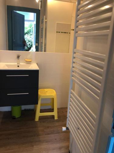 une salle de bain avec un lavabo et un miroir dans l'établissement Grande maison familiale, calme, tranquille, 900 m de la plage, à Longeville-sur-Mer