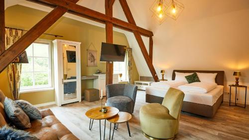 a bedroom with a bed and a living room at Rochter Landhotel in Zeltingen-Rachtig