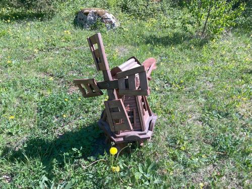 a robot sitting in the grass in a field at Kopli puhkemaja Saaremaal in Kasti