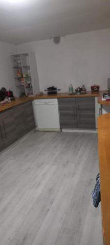 une cuisine vide avec des comptoirs en bois dans une pièce dans l'établissement Maison calme, à Payrin-Augmontel