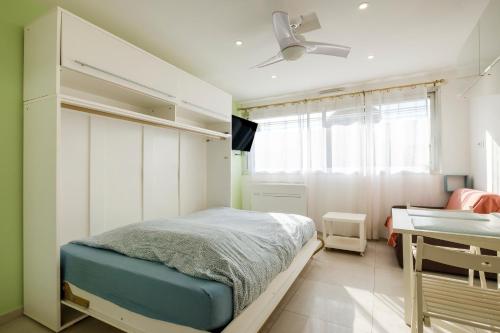 Giường trong phòng chung tại Studio Marina Baie Des Anges