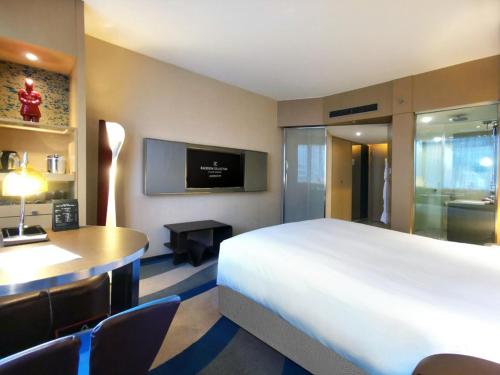 TV a/nebo společenská místnost v ubytování Radisson Collection Hyland Shanghai