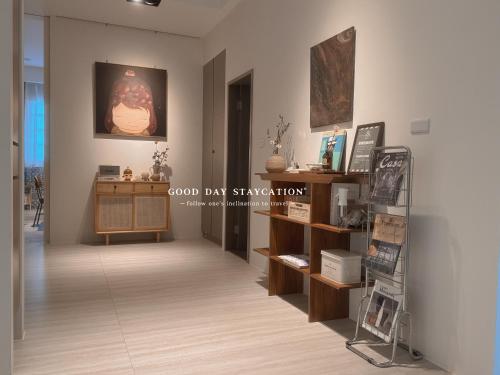 een kamer met een bureau en een foto aan de muur bij Good Day B&B in Magong