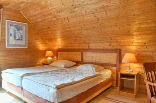 Voodi või voodid majutusasutuse Auerhahn Ferienhäuser Auerhahn 404 toas