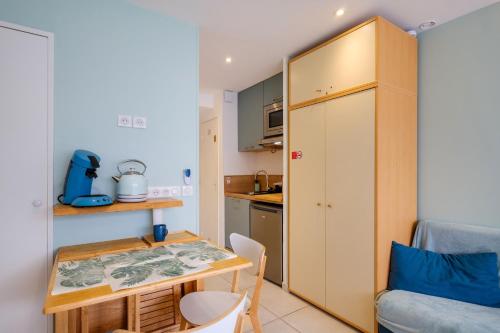 Ce petit appartement comprend une petite table et une cuisine. dans l'établissement Studio pour 3 - Villeneuve Loubet, à Villeneuve-Loubet