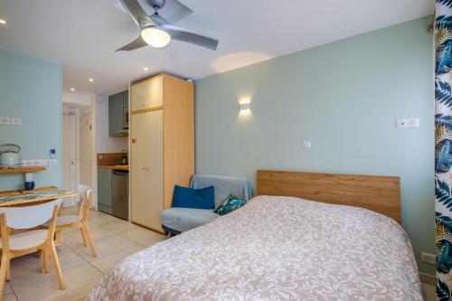 une chambre avec un lit et une table et une cuisine dans l'établissement Studio pour 3 - Villeneuve Loubet, à Villeneuve-Loubet