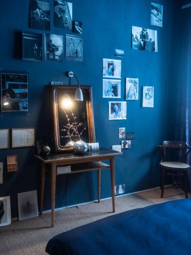 HölsteinにあるImpulszentrum Holdenweid, 4434 Hölsteinの青い壁に鏡付きのテーブルが備わる部屋