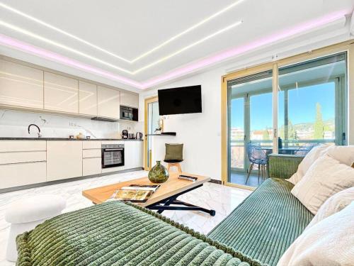 un salon avec un canapé et une table dans l'établissement Le Mimosa - Accommodation Patio Centre de Cannes, à Cannes